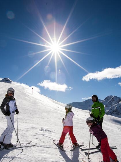 Sonnenskilauf Familien Skiurlaub Tirol 
